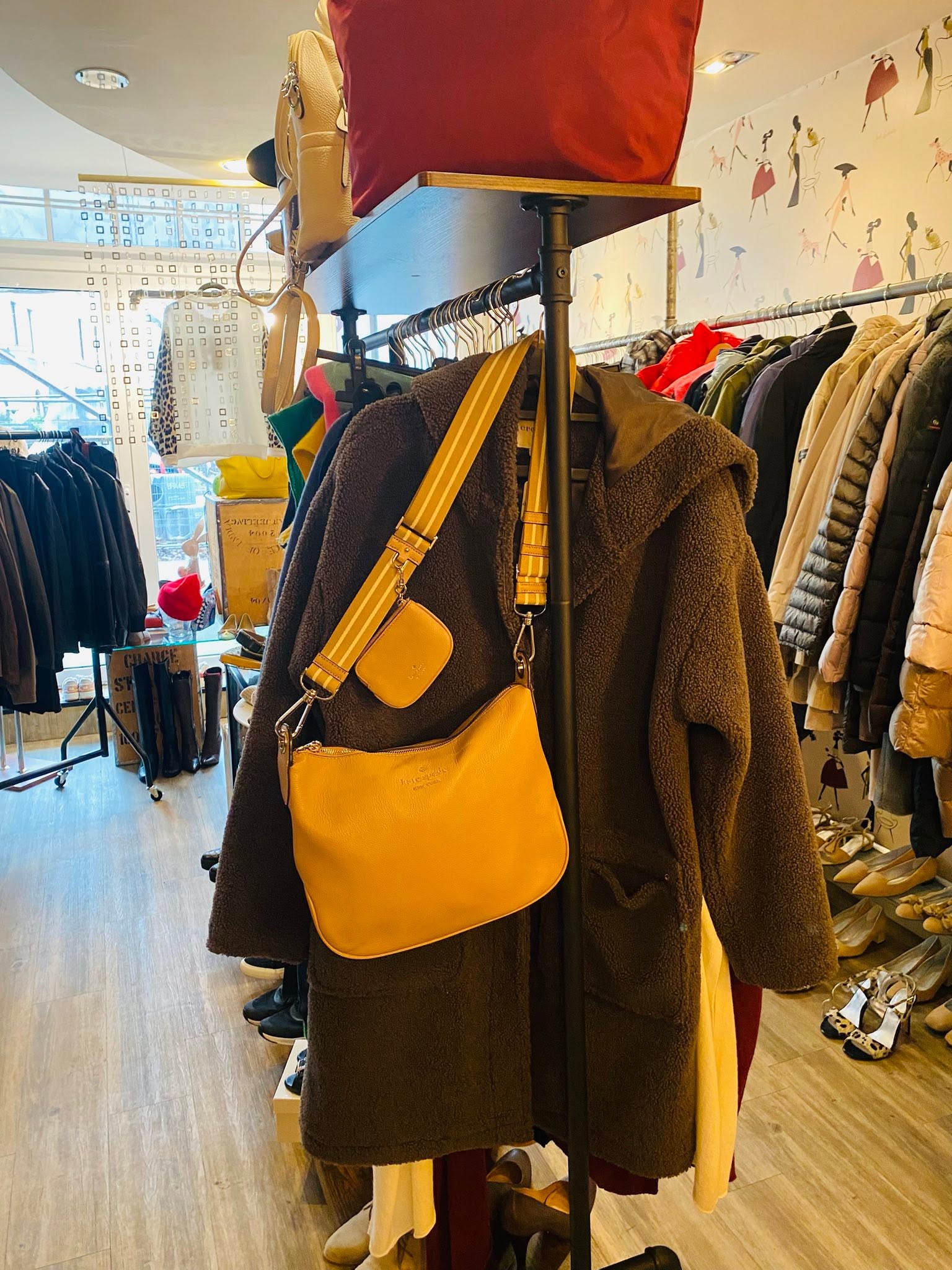 Kleiderständer mit Taschen und Mänteln