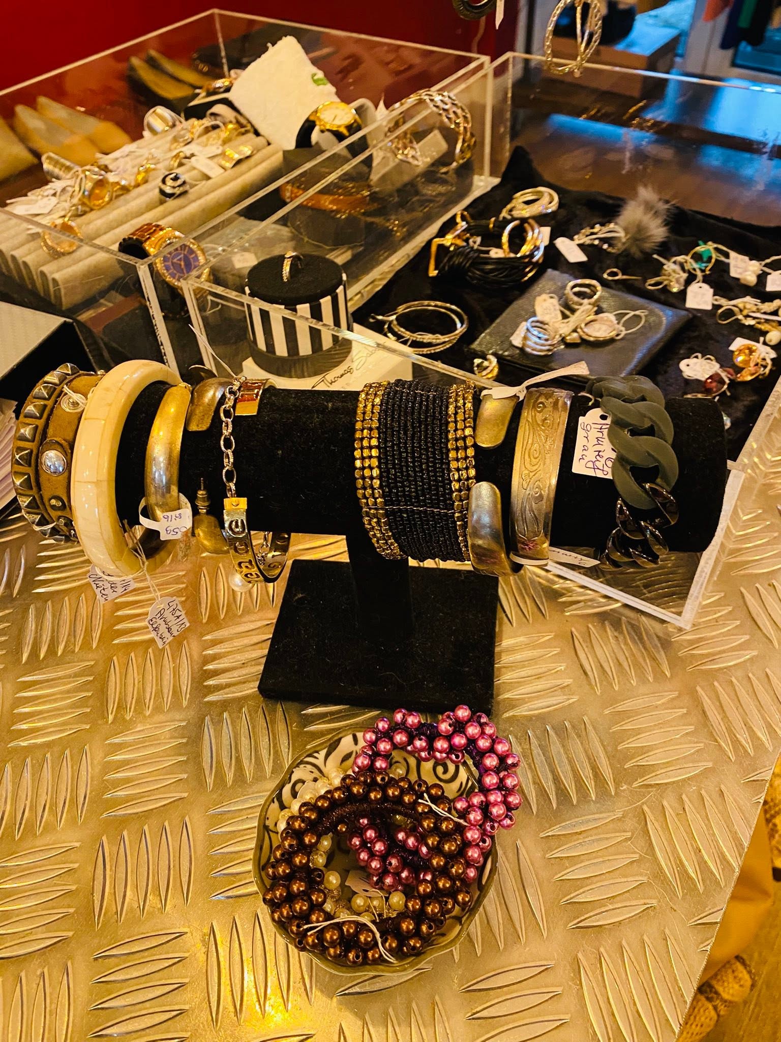 Armbänder, Ringe und Ketten in der Vitrine